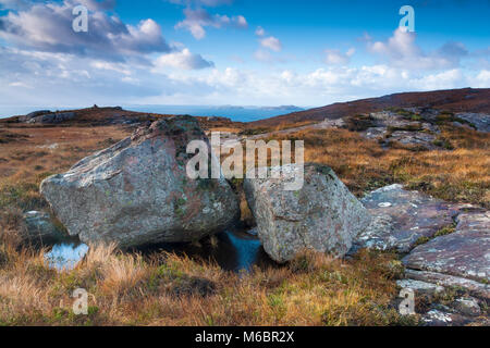 Ein Winter Blick auf die robusten und farbenfrohen Wester Ross Landschaft entlang der schottischen Küste. Stockfoto