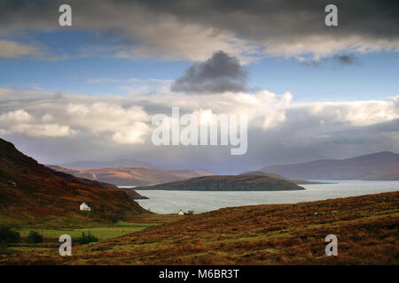 Ein Winter Blick über die Wester Ross Küste in Richtung Loch Broom suchen wie Wolken sammeln. Stockfoto