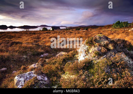 Ein Winter Blick über die Wester Ross Küste in Richtung der Summer Isles suchen, wie die Sonne. Stockfoto