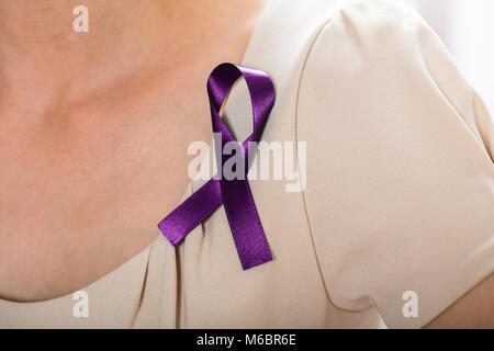 Nahaufnahme einer Frau mit violetten Band zu unterstützen Hodenkrebs Bewusstsein Stockfoto