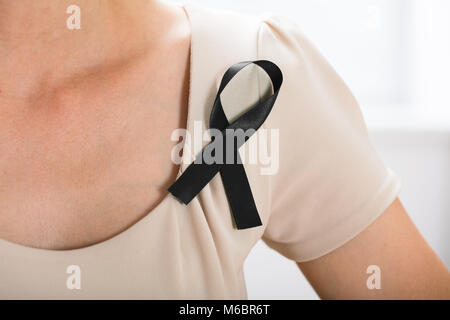 Nahaufnahme einer Frau mit schwarzen Band zu unterstützen Hautkrebs Bewusstsein Stockfoto