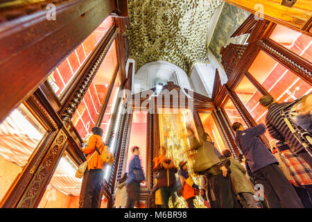 TOLEDO, SPANIEN - MÄRZ 2015: Unbekannter Menschen besuchen die Kathedrale von Toledo Museum in Toledo, Spanien Stockfoto