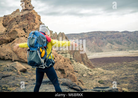 Super Mama mit Baby boy in Rucksack reisen. Wandern Abenteuer mit Kind auf Herbst Familie Reise in die Berge. Urlaub Reise mit Kind durchgeführt Stockfoto