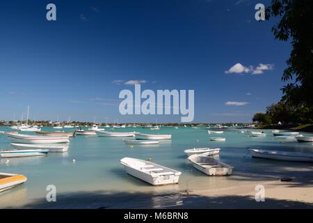 Herrlicher Meerblick von Fischerbooten und Yachten in einem türkisfarbenen Meer in Grand Bay, Mauritius, Indischer Ozean verankert. Stockfoto