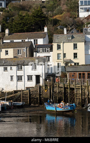 Polperro Hafen, Cornwall, England, Großbritannien. Februar 2018. Eine kleine blau lackiert Angeln Boot bei Ebbe in dieser berühmten kleinen Hafen Stockfoto