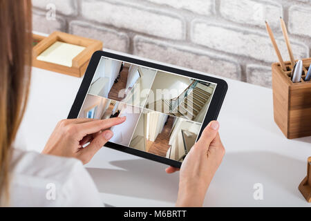 Nahaufnahme einer Geschäftsfrau, die CCTV-Aufnahmen von Überwachung auf digitalen Tablet Stockfoto