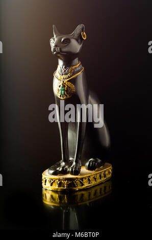 Statue der Ägyptischen schwarzer Bastet Katze mit Reflexion Stockfoto