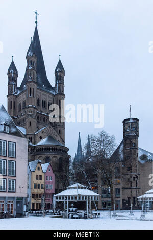 Deutschland, Köln, Häuser in der Altstadt an der Frankenwerft, Kirche Groß St. Martin, im Hintergrund die Kathedrale, Winter, Schnee, 5Mose Stockfoto