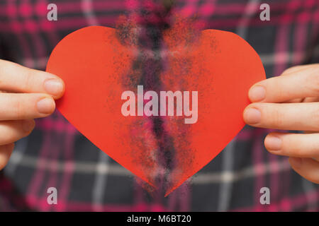 Mit gebrochenem Herzen. Valentines Tag Konzept. Frau mit gebrochenen Herzen in seinen Händen Stockfoto