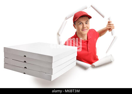 Jugendlich Lieferung Junge mit pizza Kartons durch Papier brechen Stockfoto