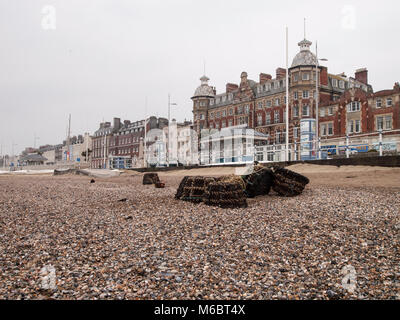 Hummer Töpfe gewaschen am Strand von Weymouth. Royal Hotel im Hintergrund Stockfoto