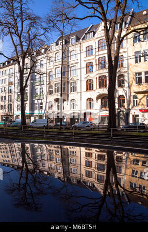 Häuser an der Straße Ubrierring im südlichen Teil der Stadt, Köln, Deutschland. Haeuser am Ubierring in der Suedstadt, Koeln, Deutschland. Stockfoto