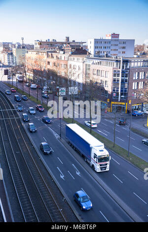 Deutschland, Köln, die Straße Clevischer Ring im Bezirk Mülheim an der Ruhr, die höchsten Gipfel auf stickstoffdioxid Kontamination in Nordrhein-Westfalen, Stockfoto