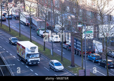 Deutschland, Köln, die Straße Clevischer Ring im Bezirk Mülheim an der Ruhr, die höchsten Gipfel auf stickstoffdioxid Kontamination in Nordrhein-Westfalen, Stockfoto