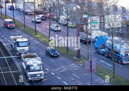 Deutschland, Köln, die Straße Clevischer Ring im Bezirk Mülheim an der Ruhr, die höchsten Gipfel auf stickstoffdioxid Kontamination in Nordrhein-Westfalen, Stockfoto