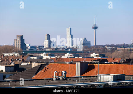 Deutschland, Köln, aus dem Bezirk Mülheim in die Stadt mit den Köln Turm im Mediapark (Mitte) und der Fernsehturm Colonius. Deu Stockfoto