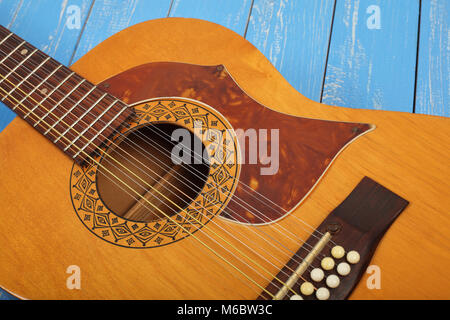 Musikinstrument - Brücke Pin 12-String vintage Akustik Gitarre. Stockfoto