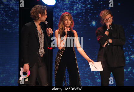 Abbey Clancy mit Ashton Irwin und Michael Clifford von 5 Sekunden von Sommer an den Global Awards, ein brandneues Auszeichnungen zeigen durch Globale, Medien & Entertainment Group gehostet, in der Londoner Eventim Apollo Hammersmith. PRESS ASSOCIATION Foto. Bild Datum: Donnerstag, 1. März 2018. Siehe PA Geschichte showbiz Global. Photo Credit: Joel Ryan/PA-Kabel Stockfoto