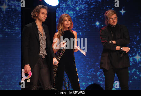 Abbey Clancy mit Ashton Irwin und Michael Clifford von 5 Sekunden von Sommer an den Global Awards, ein brandneues Auszeichnungen zeigen durch Globale, Medien & Entertainment Group gehostet, in der Londoner Eventim Apollo Hammersmith. PRESS ASSOCIATION Foto. Bild Datum: Donnerstag, 1. März 2018. Siehe PA Geschichte showbiz Global. Photo Credit: Joel Ryan/PA-Kabel Stockfoto