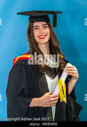 Eine sehr glückliche und Lachende junge Frau, an einer Universität Abschlussfeier, London, England, Großbritannien Stockfoto