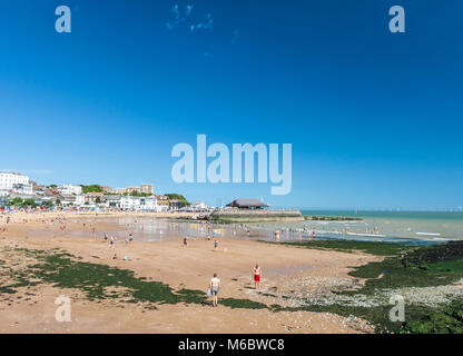 Menschen Spaß auf Viking Bay Beach, Broadstairs, Kent, England Stockfoto