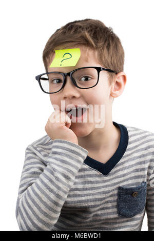 Verwirrt boy Denken mit Fragezeichen auf Zettel auf die Stirn. Stockfoto
