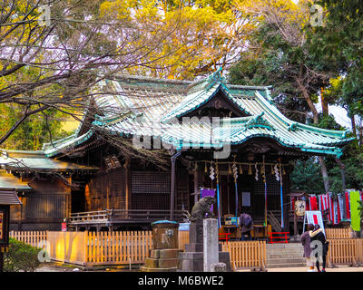 Die Leute, die kleine, alte Shinto/-in Tokio, Japan, zu beten. Alle Schreiben entfernt, keine Personen mit erkennbar. Stockfoto