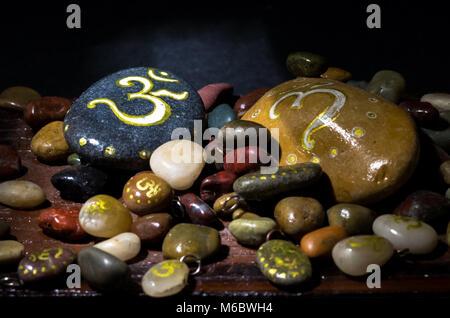 Makro von Steinen mit Om Symbol lackiert Stockfoto