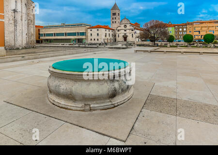 Malerischer Blick auf alte Architektur im Stadtzentrum, in der Altstadt von Zadar, Dalmatien Region. Stockfoto