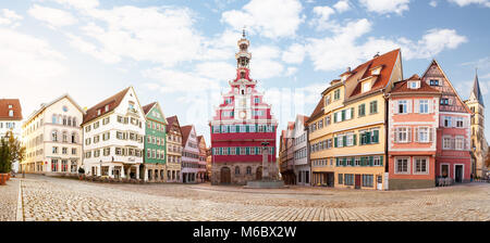 Panoramablick auf die Stadt und das berühmte Rathaus in Esslingen am Neckar in Deutschland mit allen Anzeichen auf Gebäuden entfernt Stockfoto