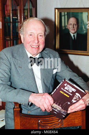 Stanley Herr, Sohn von SS Californian Kapitän Lord Stanley, ist glücklich, seinem Vater die Schuld in der Titanic Tragödie bestätigt wurde. Er saß unter einem Portrait von seinem verstorbenen Vater in seinem Haus in New Brighton in Merseyside. Stockfoto