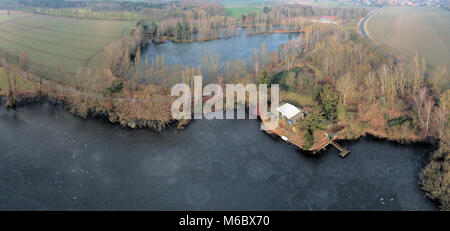 Composite Panorama von Luftaufnahmen und Luftaufnahmen von zwei kleine Teiche zwischen Wiesen und Feldern mit einer Grillhütte und Fischerhütte, mit d Stockfoto