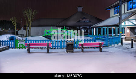 Leere verschneiten Spielplatz der Kinder in der Nacht in Port Solent, Großbritannien Stockfoto