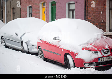 Dublin/Irland 03/02/2018 Autos im Schnee bedeckt in Dublin 3, nach Schnee Sturm. Tier aus dem Osten Stockfoto