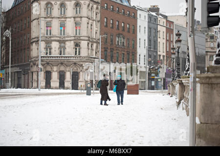 Dublin/Irland - 02/28/2018 Menschen zu Fuß bei Schneewetter im Stadtzentrum von Dublin, Oconnel Straße. Tier aus dem Osten. Stockfoto