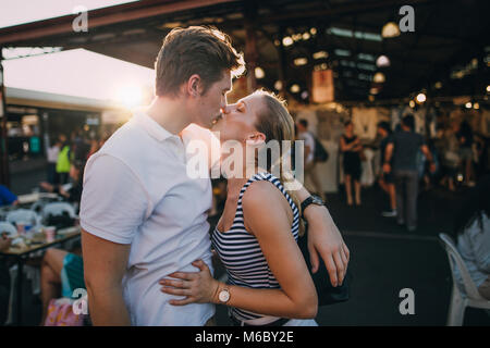 Glückliches Paar Küssen in Queen Victoria Market, Australien. Stockfoto