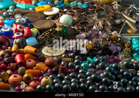 Stapel von Perlen, Knöpfe, schwarze Perlen und dekorative Accessoires Stockfoto