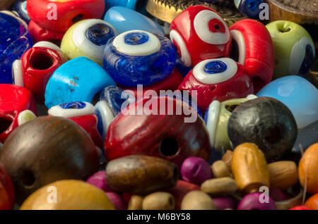 Makro Foto des Teufels Augen und Holz- Tasten Stockfoto