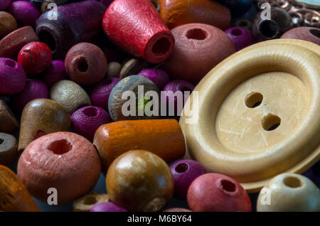 Makro Foto von holzperlen und Schaltflächen Stockfoto