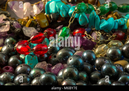 Makro Foto von bunte Armbänder und schwarze Perlen Stockfoto