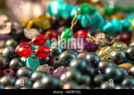 Nahaufnahme von bunte Armbänder und Perlen Stockfoto