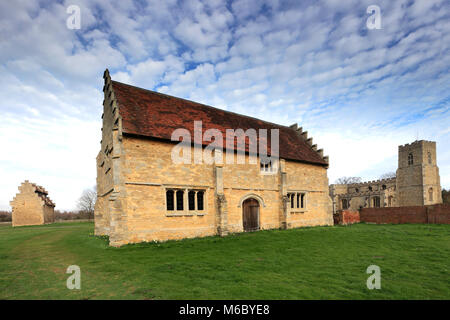 Die Boaz Taubenschlag und Ställe und der hl. Laurentius Kirche, Boaz Dorf, Bedfordshire, England, Großbritannien Stockfoto