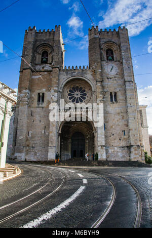 Lissabon, Portugal - 28. Januar 2011: Ein Blick auf Lissabon Katholische Kathedrale o Sé, in Alfama Viertel in der Rua oder Straße Augusto Rosa entfernt. Es i Stockfoto