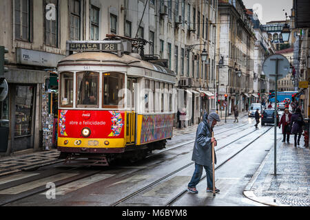 Lissabon, Portugal - Januar 27, 2011: Die mythische Straßenbahn Linie 28, die durch das historische Zentrum von Lissabon ist noch immer ein Anspruch für Touristen Stockfoto