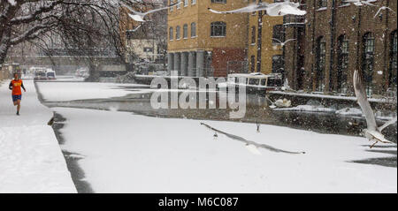 Jogger in Shorts trotzen der Kälte Regents Canal Stockfoto