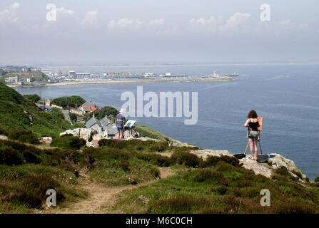 HOWTH, Irland - 12. Juli: Maler drawning auf den Hügeln über der Bucht, auf Howth Juli 12,2005. Stockfoto