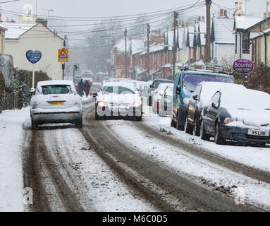 Verkehr Schlachten obwohl Schnee in Badshot Lea, in der Nähe von Farnham in Surrey, als extremes Wetter hat weiterhin verheerende Schäden im gesamten Vereinigten Königreich zu stiften. Stockfoto