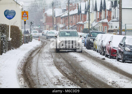 Verkehr Schlachten obwohl Schnee in Badshot Lea, in der Nähe von Farnham in Surrey, als extremes Wetter hat weiterhin verheerende Schäden im gesamten Vereinigten Königreich zu stiften. Stockfoto