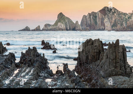 Der Strand von Gueirua, eine beunruhigende Landschaft von scharfen Felsen, die aus dem Meer auftauchen, der vorgibt, von einer anderen Welt zu sein, mit einer beeindruckenden Schönheit ein Stockfoto