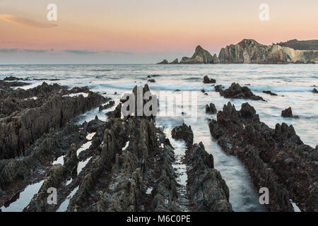 Der Strand von Gueirua, eine beunruhigende Landschaft von scharfen Felsen, die aus dem Meer auftauchen, der vorgibt, von einer anderen Welt zu sein, mit einer beeindruckenden Schönheit ein Stockfoto